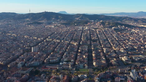 Distrito-De-Expansión-Barcelona-Vista-Aérea-Día-Soleado-Montañas-En-El-Fondo-España